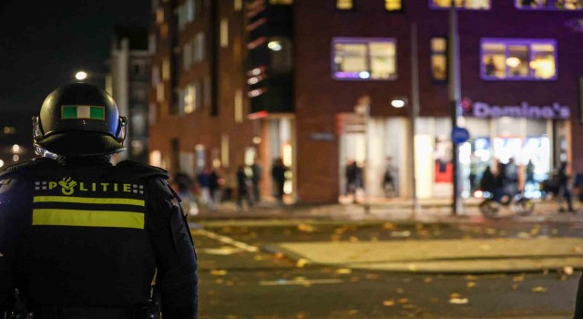 Amsterdamda tramvay ateşe verildi