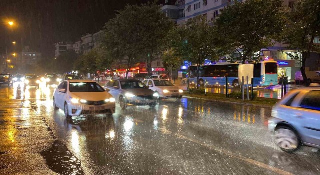 Antalyada aniden bastıran sağanağa vatandaşlar hazırlıksız yakalandı