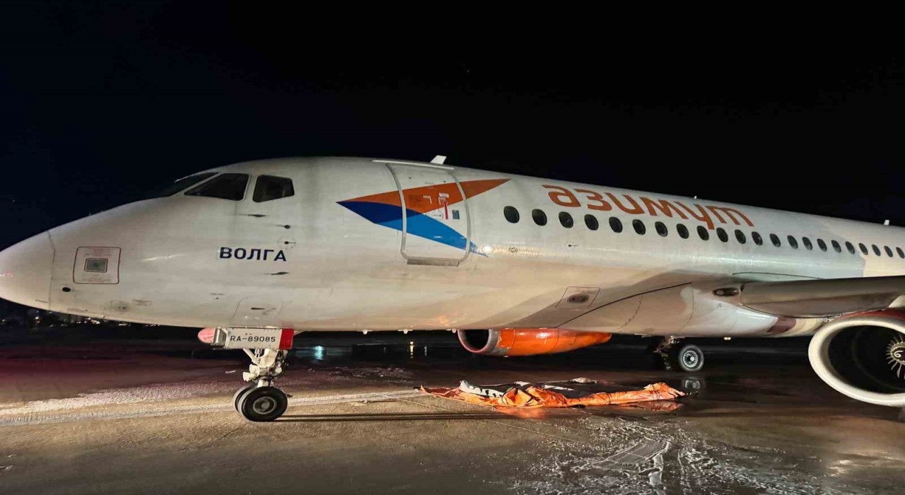 Antalyada iniş sırasında motoru yanan yolcu uçağına rekor sürede müdahale