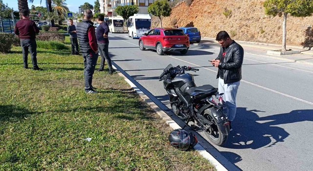 Antalyada motosiklet minibüsle çarpıştı: 2 yaralı