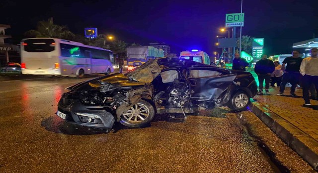 Antalyada tur otobüsü otomobille çarpıştı: 20 yaşındaki sürücü hayatını kaybetti