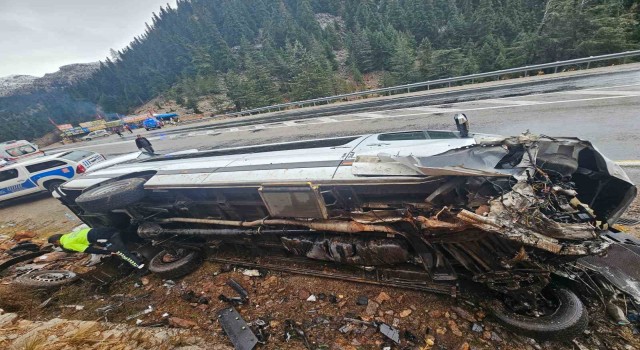 Antalyada yolcu minibüsü devrildi: 9 yaralı