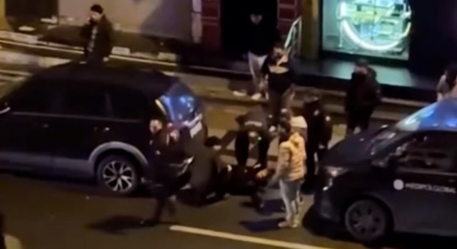 Bağcılarda cadde ortasında silahlı saldırı: 2 yaralı