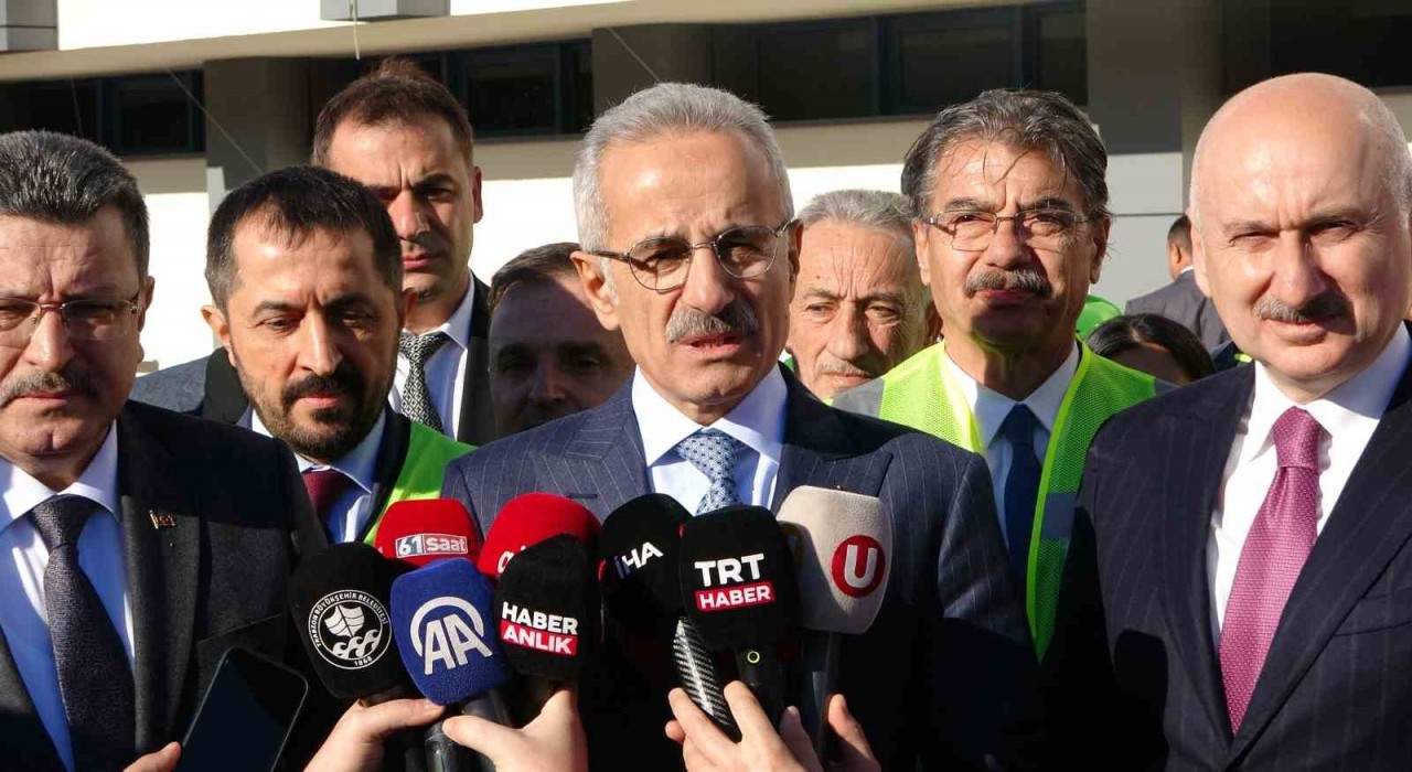 Bakan Abdülkadir Uraloğlu, Trabzon Havalimanında incelemelerde bulundu