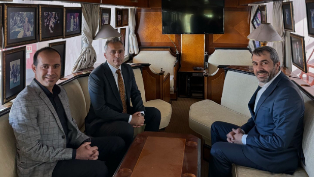 Başkan İbrahim Çenet, Sakıp Sabancı’nın Çalışma Otobüsünü Gezdi