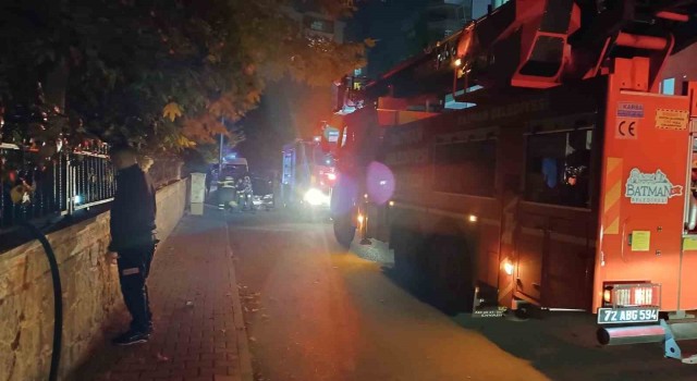 Batmanda kapıcı dairesinde çıkan yangında 2 kişi dumandan etkilendi