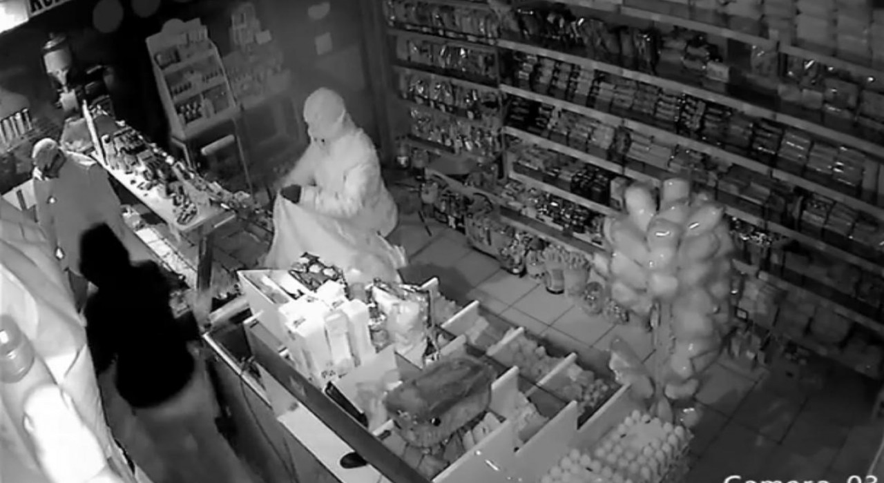 Batmanda market hırsızları güvenlik kameralarına takıldı