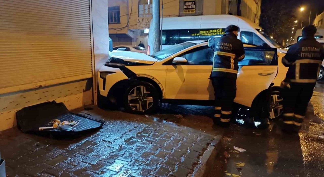 Batmanda otomobiller çarpıştı: 2 yaralı