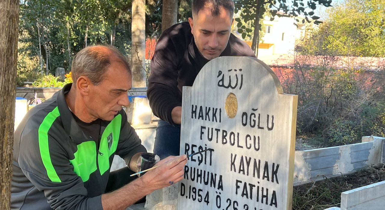 Bir Dönemin Efsane Oyuncuları Mezarı Başında Unutulmadı