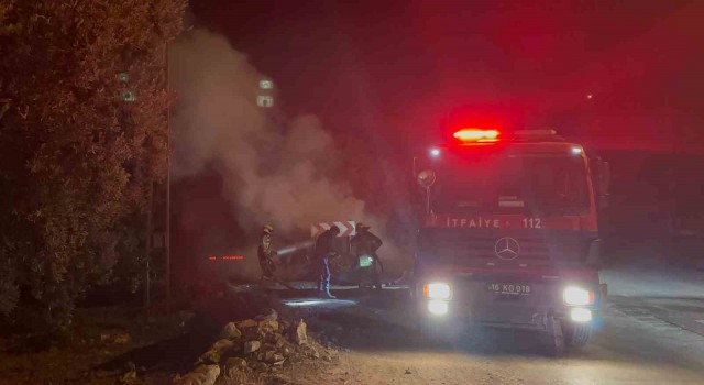 Bursada kaza yapan otomobil alev alev yandı