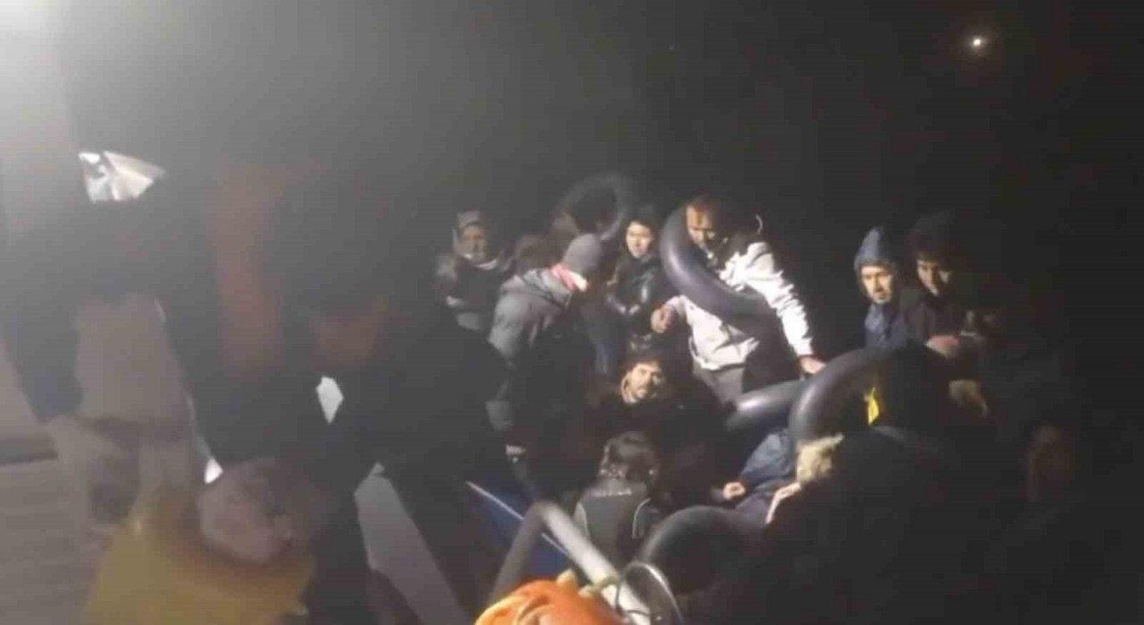 Çanakkalede arızalanan lastik botla sürüklenen 36 kaçak göçmen kurtarıldı