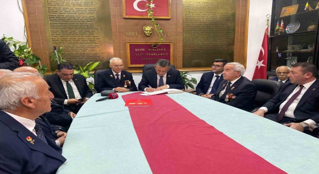 CHP Genel Başkanı Özel: (Meclis kavgası) Abdullah Güler ve meclis başkanı gözleriyle görmedilerse trollenmişler