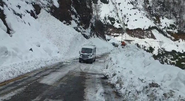 Çığ nedeniyle kapanan Artvin-Macahel yolu ulaşıma açıldı