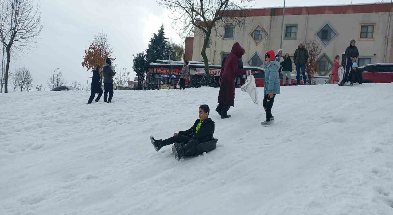 Çocuklar poşetlerle kayarak karın keyfini çıkarttı