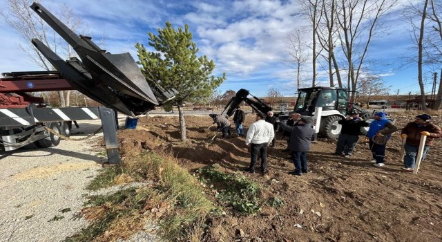 Çorumun gözde mekanlarından olan Veli Çayırındaki otopark yeşille buluşturuluyor