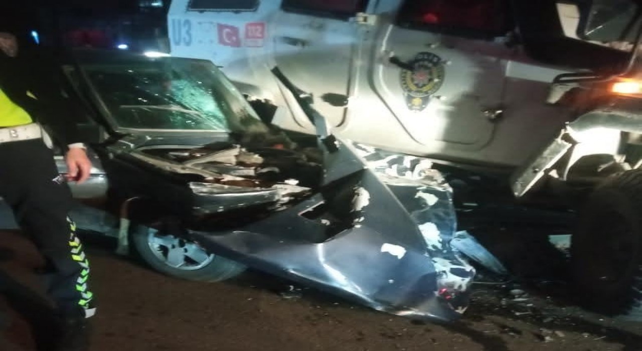 Diyarbakırda otomobil polis aracına çarptı: 3 yaralı