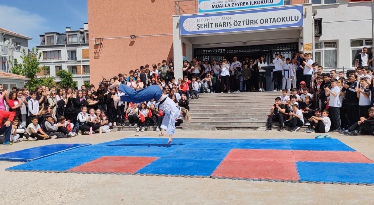 Dünya şampiyonu öğretmen uçarak ders işliyor, öğrenciler onun gibi olmak istiyor