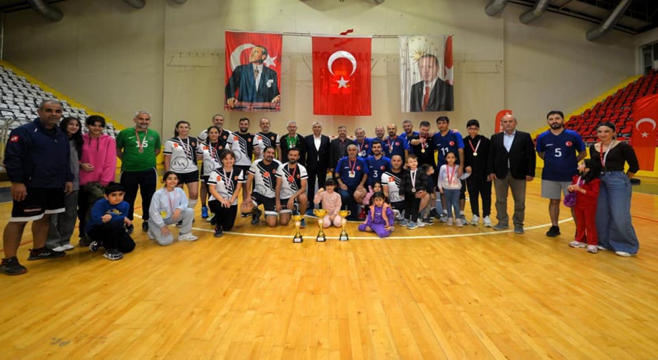 Düziçi İstiklal Ortaokulu, Öğretmenler Günü Turnuvasının Şampiyonu Oldu