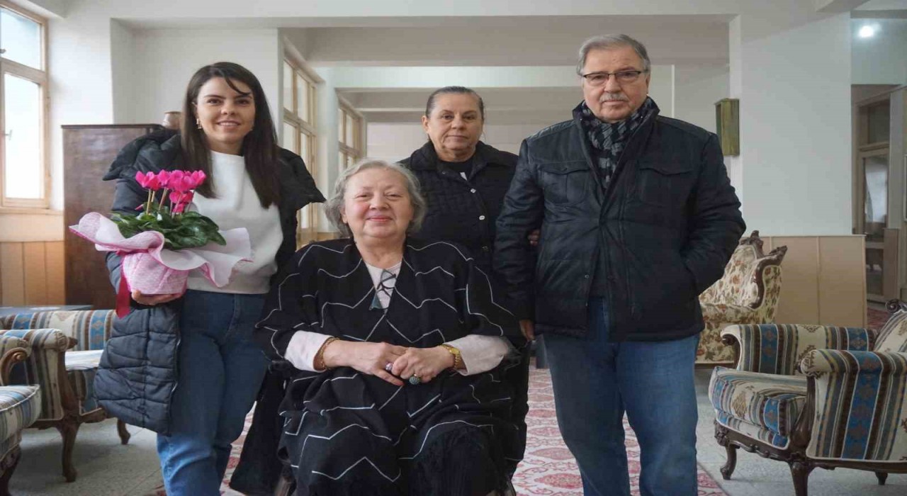 Edirneli öğretmen, geleceğe hazırladığı öğrencisi ile 24 yıl sonra bir araya geldi