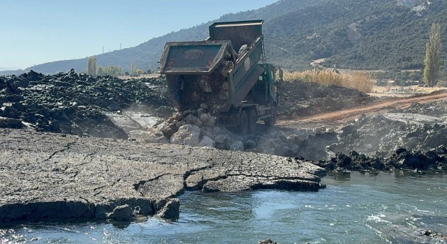 Eğirdir Gölünde oluşan düdenler iş makineleriyle kapatılıyor