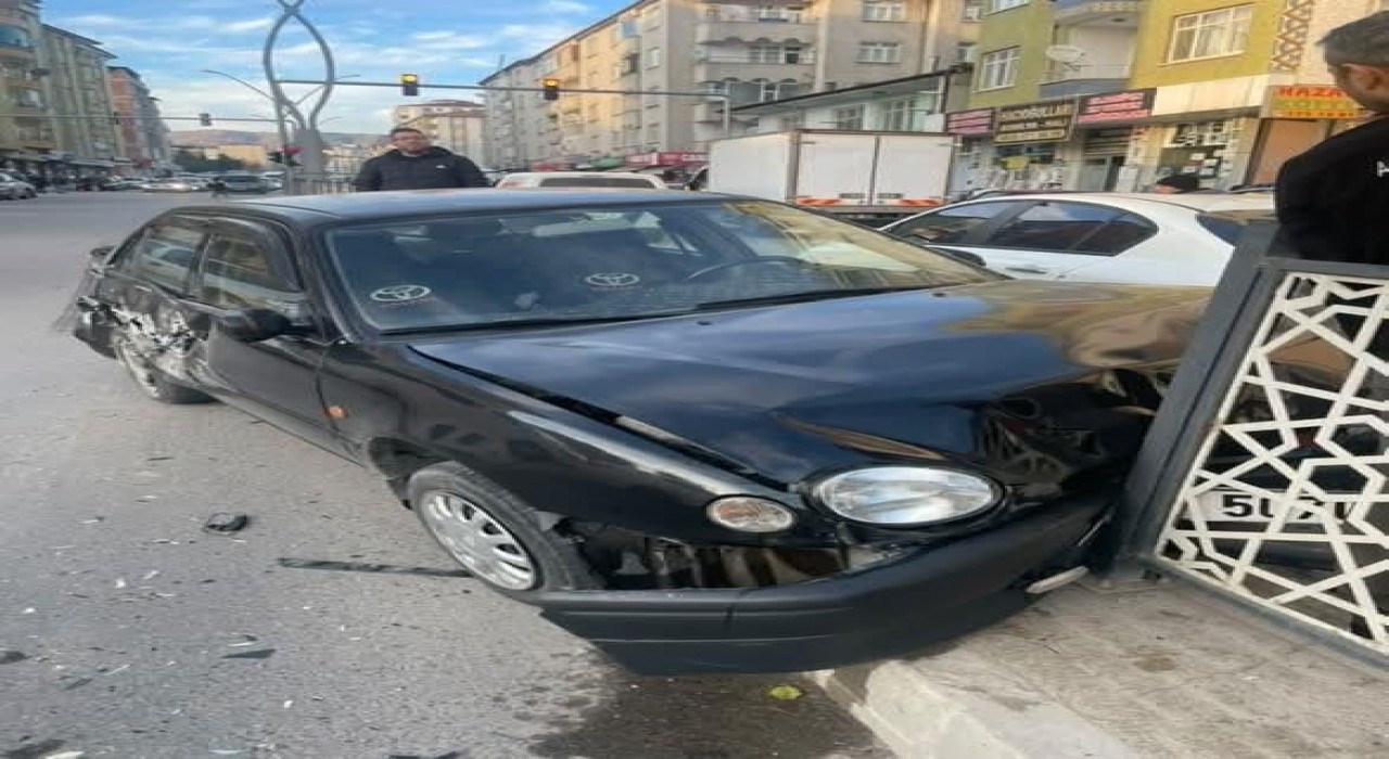 Elazığda kamyon ile otomobil çarpıştı