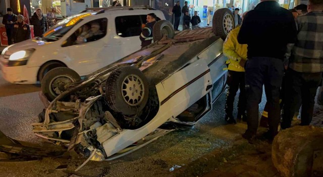 Elektrik direğine çarpan otomobil takla attı: 1 yaralı