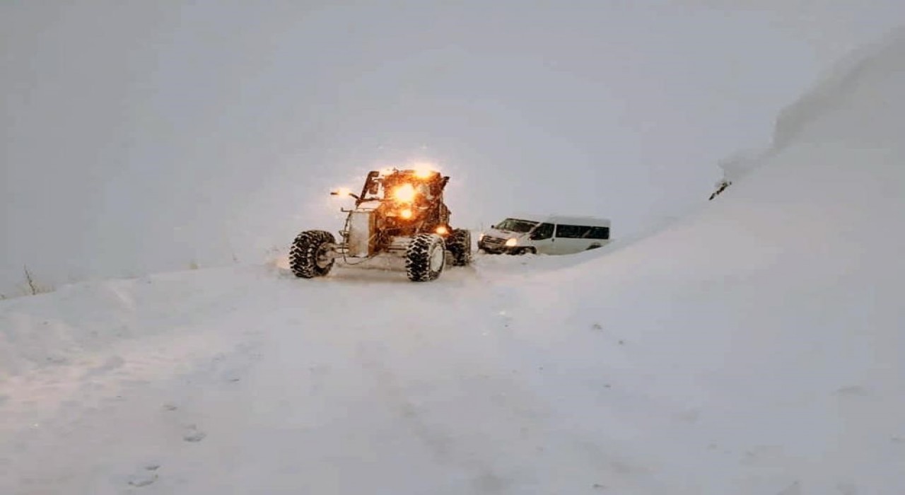 Erzincanda kar ve tipiden 200 köy yolu ulaşıma kapandı
