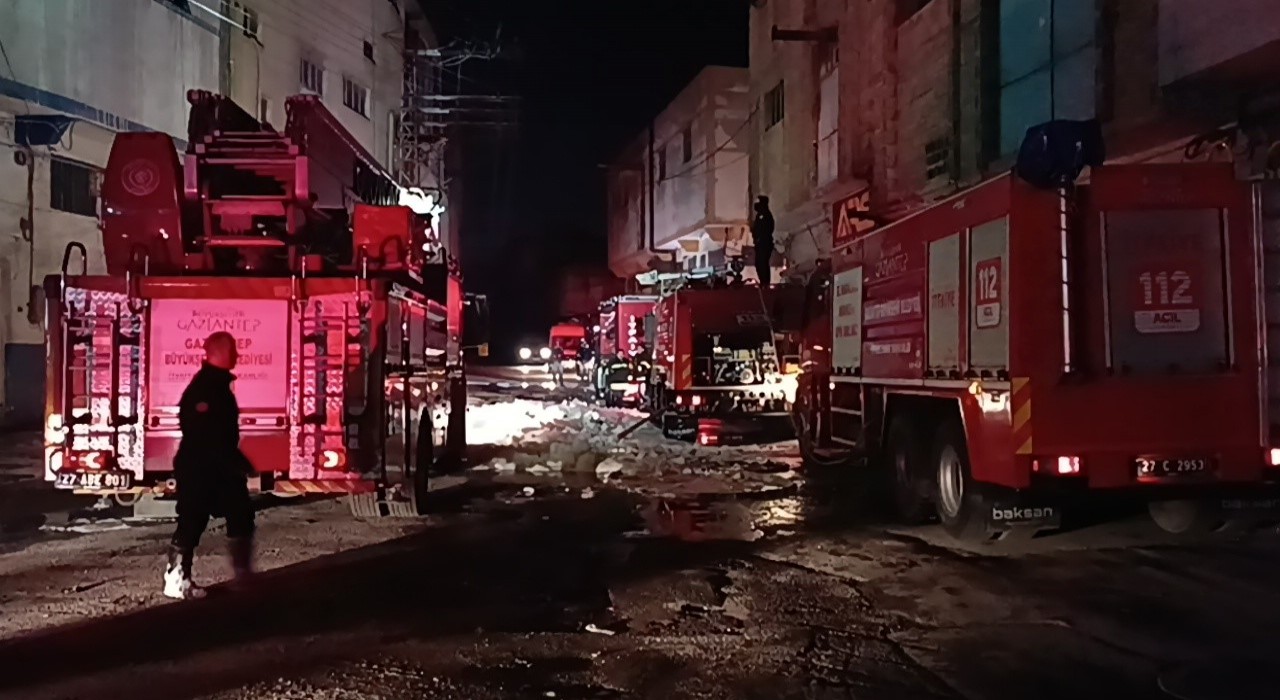 Gaziantepte ayakkabı ve terlik imalathanesinde yangın