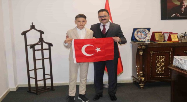 Gediz Kaymakamı Hakan Alkan, Türkiye Şampiyonu Mert Hakan Karaoğlanı makamında kabul etti