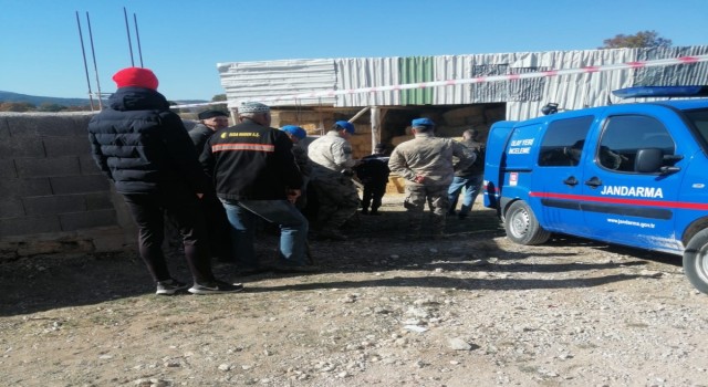 Gedizde haftalardır kayıp olan kadın samanlıkta ölü bulundu