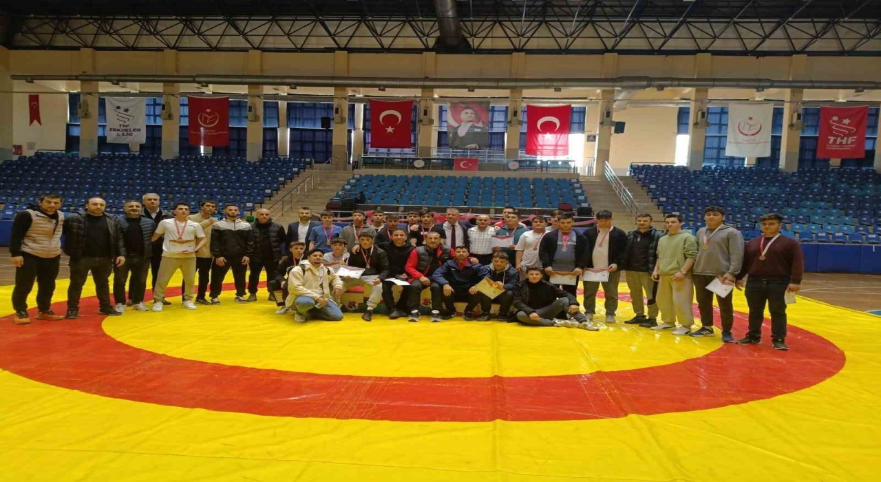 Genç güreşçiler mindere şampiyonluk için mücadele etti