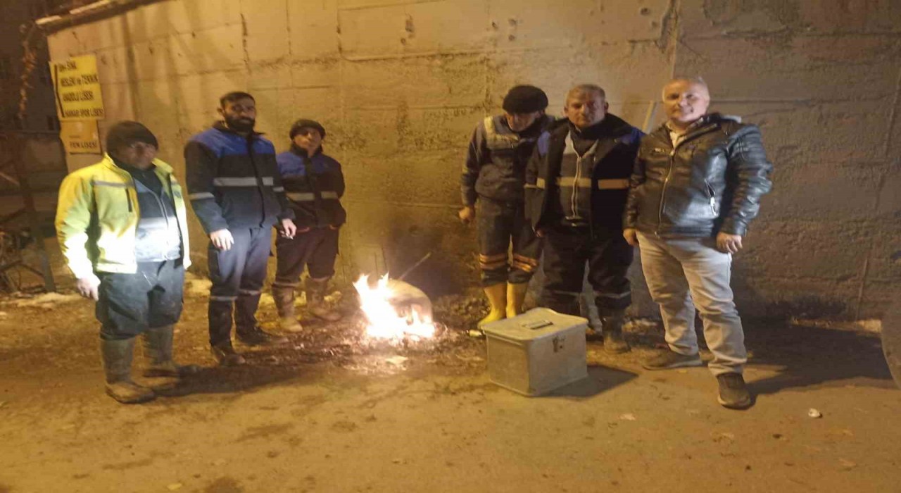 Hakkari Belediyesi Su ve Arıza ekipleri zorlu kış şartlarına meydan okuyor