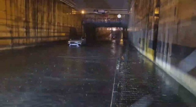 Hatayda yağış etkili oldu: Göle dönen alt geçitte araçlar mahsur kaldı