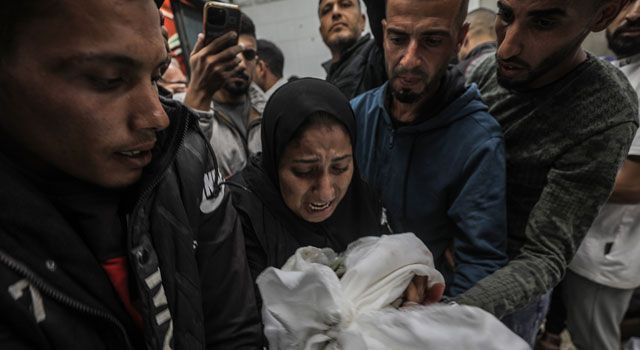 İsrail Gazze'nin Merkezini Vurdu: 47 Filistinli Hayatını Kaybetti