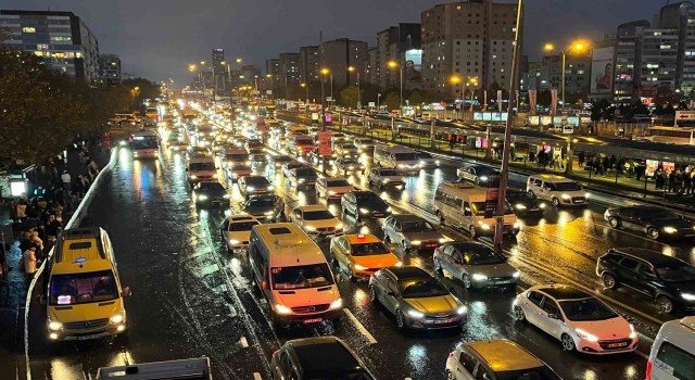 İstanbulda haftanın son gününde trafik yüzde 90a ulaştı