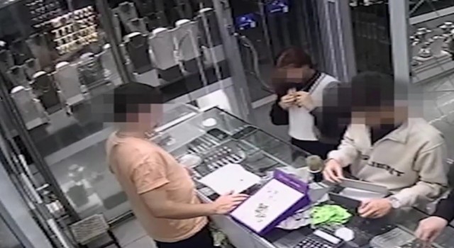 İzmirde düşük ayarlı altınlarla kuyumcuları dolandırdılar