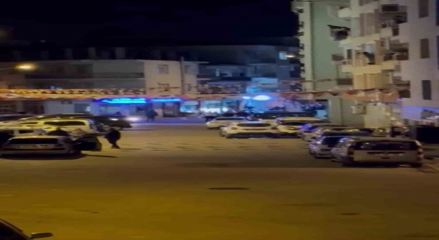 İzmirde gözaltı işlemi yapmak istedikleri şahıslar tarafından silahlı saldırıya uğrayan 3 polis yaralandı. Polislerden 2sinin durumunun ağır olduğu öğrenildi.