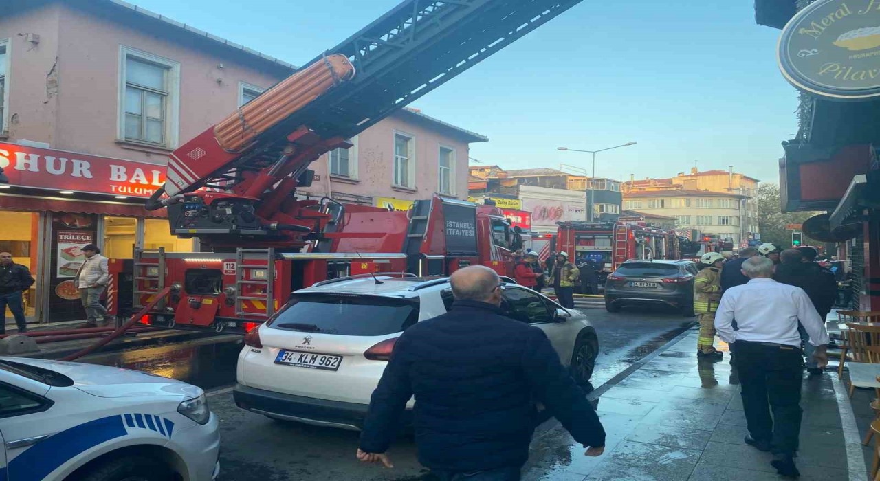 Kadıköyde ahşap binada yangın