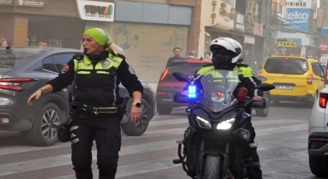 Kadın polisin yangın hassasiyeti: Dumanı görünce ihbarı geçti, itfaiyenin hızlı gelebilmesi için yoğun çaba harcadı