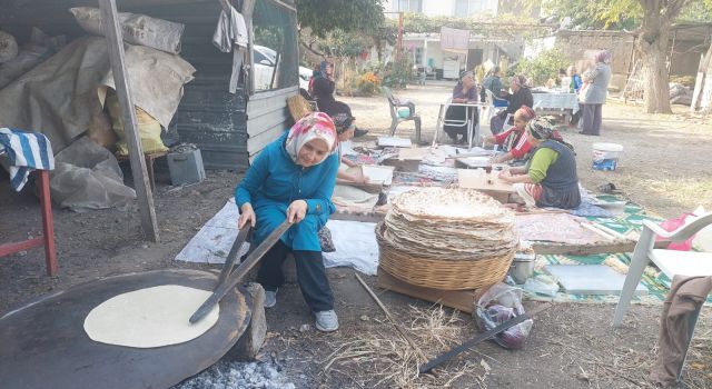 Kadınlar İmece Usulü Kışa Hazırlanıyor: Yufka Ekmek Geleneği Sürüyor