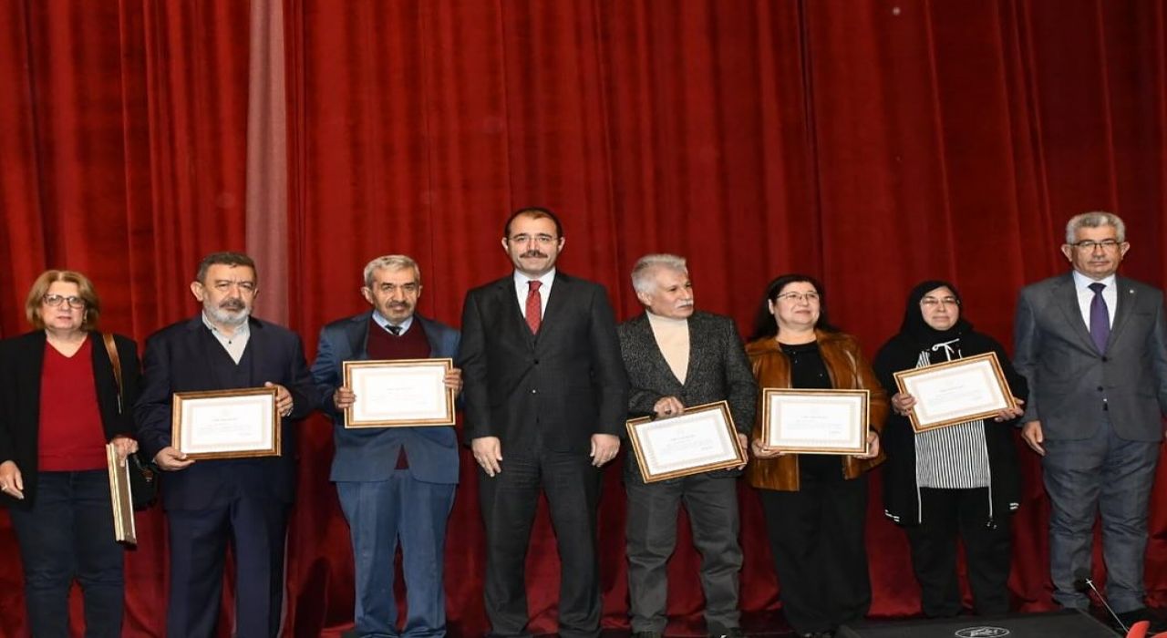 Kadirli’de 24 Kasım Öğretmenler Günü : Emekli Öğretmenlere Ödül Verildi