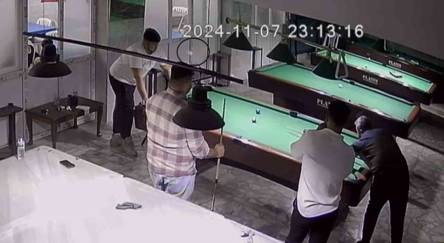 Kafasına bilardo topu gelen genç yere yığıldı, arkadaşları kahkahaya boğuldu