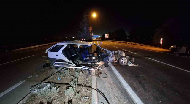 Karamanda otobüsü sollamak isteyen otomobil refüjdeki ağaçlara çarptı: 2si çocuk 4 yaralı