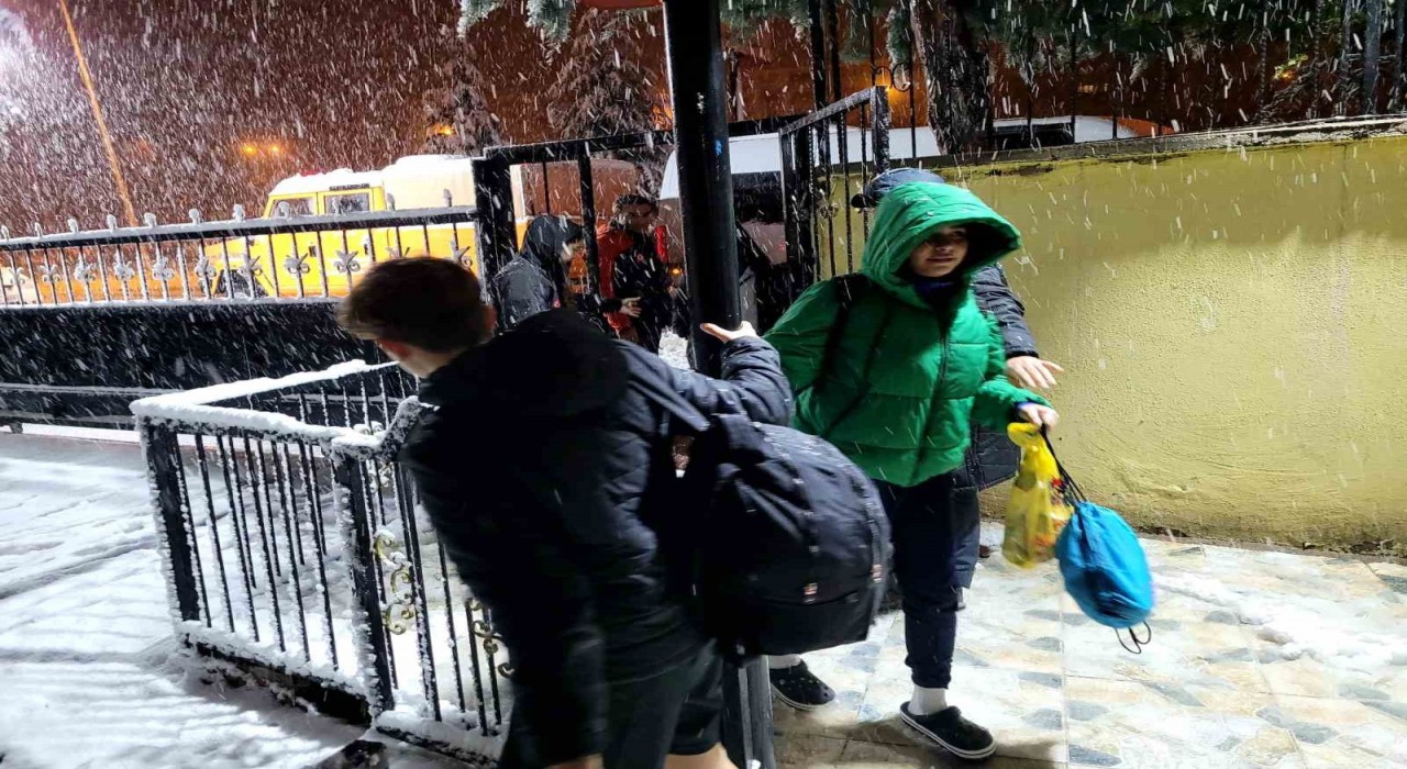 Karda mahsur kalan 21 kişiyi, AFAD kurtardı