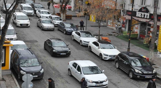 Karsta trafiğe kayıtlı araç sayısı 50 bine ulaştı: Park sorunu büyüyor
