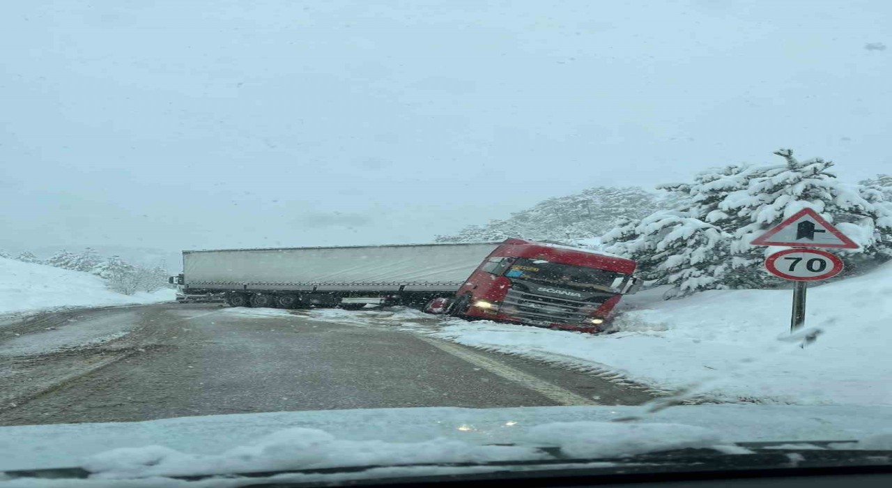 Kayan tır yolu kapattı