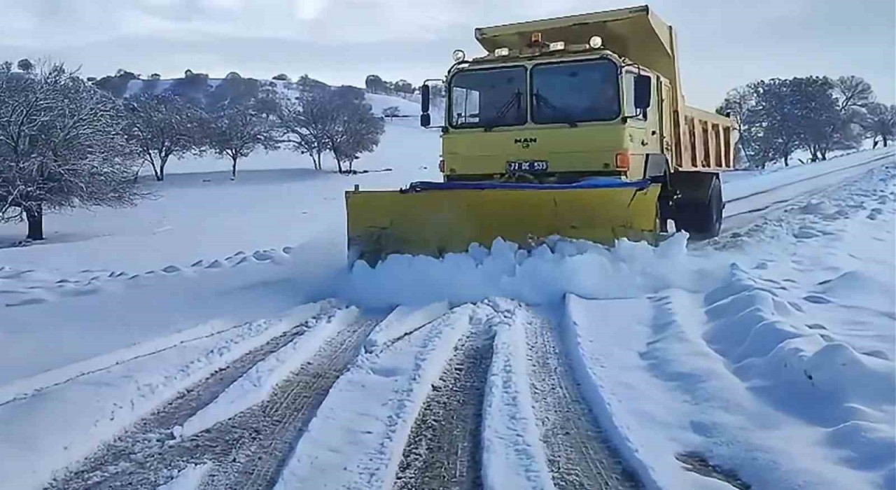 Kırıkkalede karla mücadele devam ediyor: Kapanan yollar ulaşıma açıldı