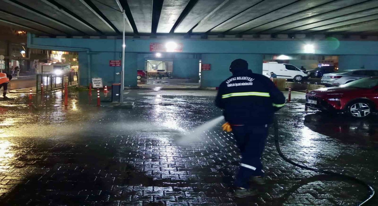 Körfezde gece temizlik mesaisi