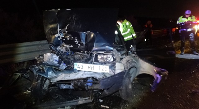 Kütahya'da otomobil ile iş makinası çarpıştı: 1 ölü, 4 yaralı