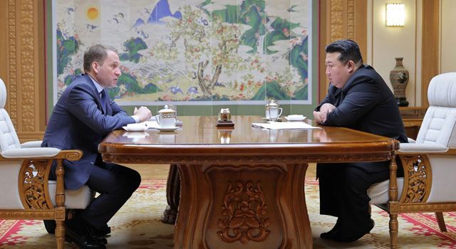 Kuzey Kore Lideri Kim Jong-Un, Rus Bakan Kozlov’u Ağırladı